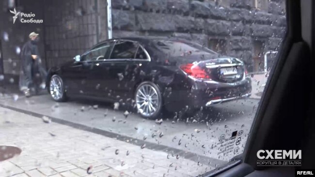 Схоже, Mercedes депутата Тищенка отримав виняткове право паркуватися на території Кабінету міністрів