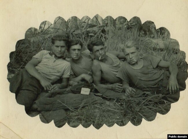 Наріман Гафаров (зліва) з друзями на привалі. Марійська АРСР, ділянка 52, 1953 рік