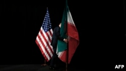 Flamuri amerikan dhe ai iranian.