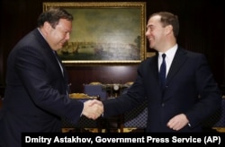 Тогдашний премьер-министр России Дмитрий Медведев (справа) и председатель наблюдательного совета директоров консорциума «Альфа-групп» Михаил Фридман. Москва, 4 декабря 2013 года