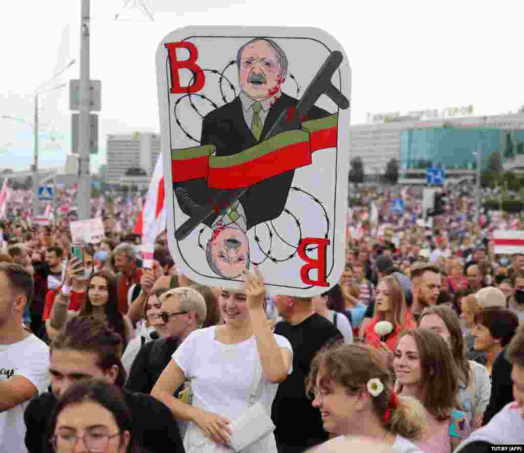 Лукашенко като игрална карта, украсена със знамето на Беларус от съветската епоха. Дългогодишният авторитарен владетел го прие за знаме на страната през 1995 г.&nbsp;