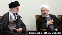 Иран президенті Хасан Роухани (оң жақта) және аятолла Хаманеи. Тегеран, 14 шілде 2015 жыл.