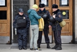 Полиция проверяет содержимое рюкзака у пассажира метро в Москве, 2017 год