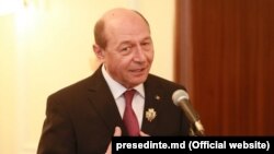 Fostul președinte Traian Băsescu după înmânarea ordinului „Ștefan cel Mare” de către președintele Nicolae Timofti, aprilie 2015, Chișinău