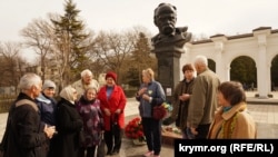 Олена Попова серед кримчан, які принесли квіти до пам'ятника Тарасу Шевченку в Сімферополі в день народження українського письменника і поета. Сімферополь, 9 березня 2019 року