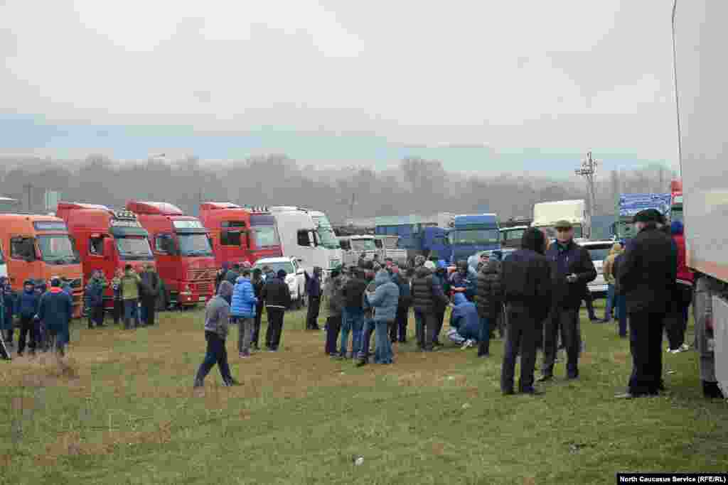 Североосетинские водители также жалуются на весовой контроль на границе республики с Кабардино-Балкарией, утверждая, что он не лицензирован и дает неверные показания.