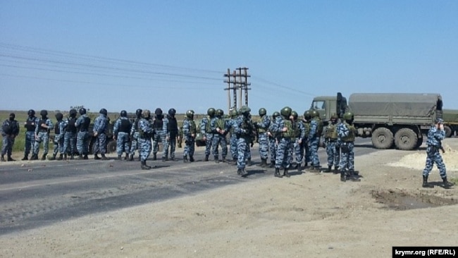 Российские силовики встречают крымских татар в Армянске, 3 мая 2014 года
