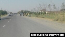 Работники бюджетных организаций занимаются уборкой территорий вдоль автомобильной дороги «Даштабад Заамин», 17 июля 2019 года.