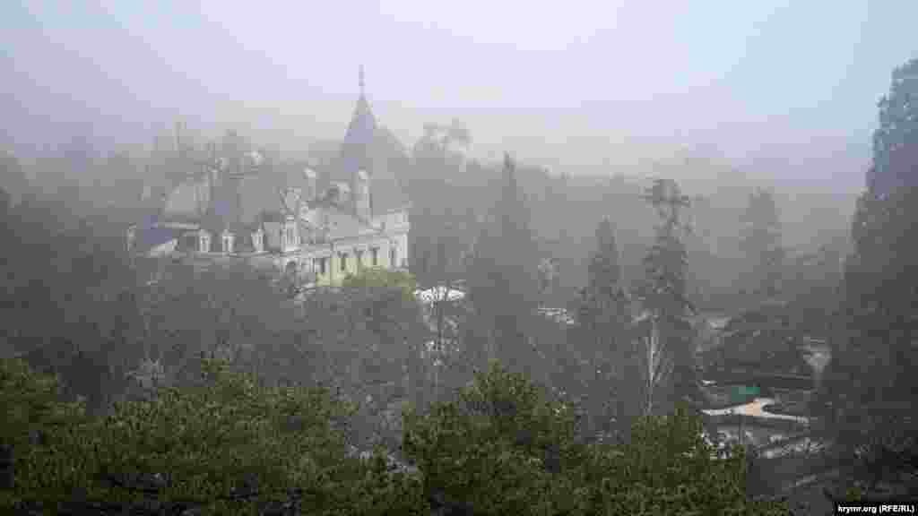 Вид на Массандровский дворец с каменного хаоса