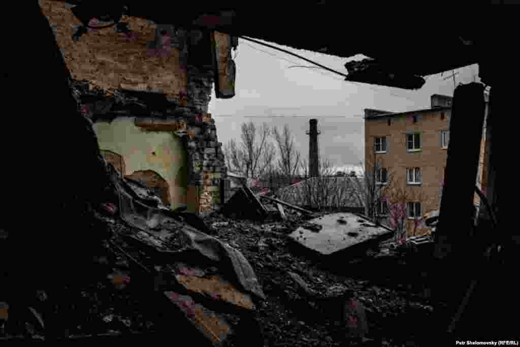 Ukraine -- Debaltsevo Ukraine humanitarian crisis, local people living in inhuman conditions, 10 April 2015