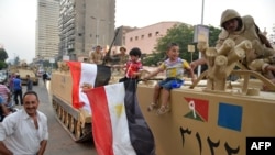 Египетские дети с национальными флагами в руках сидят на бронетранспортере. Каир, 3 июля 2013 года.