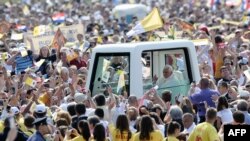 Колоната со Папата поминува низ толпата верници на загребскиот хиподром 