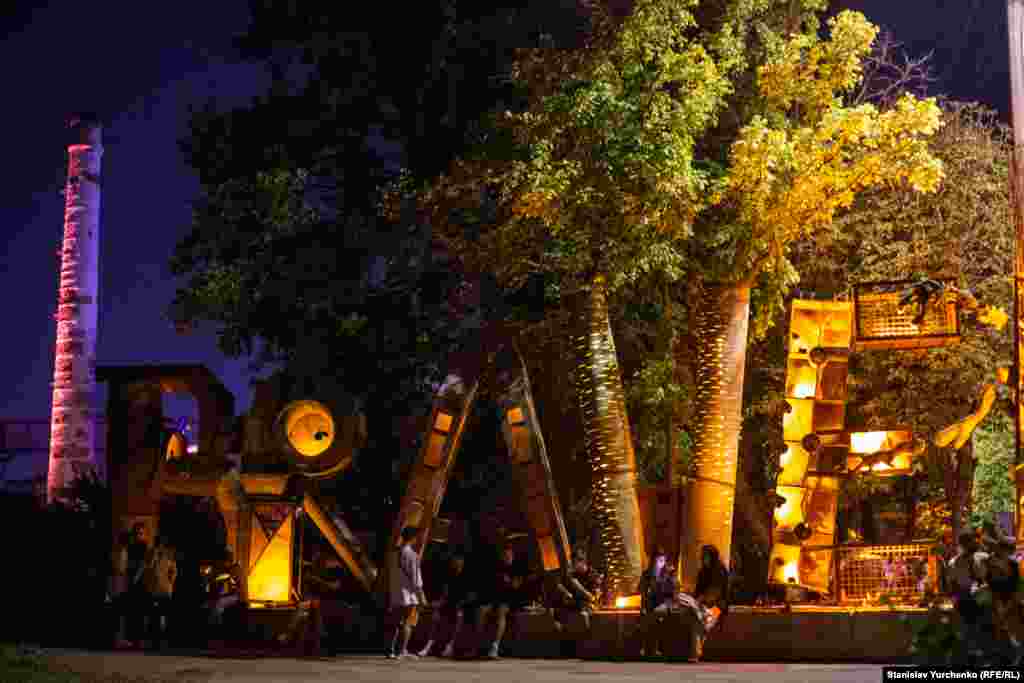 35 євро денний квиток &ndash; це дорого чи ні? Наприклад, дешевий квиток на Burning Man-2019 (культовий фестиваль сучасного мистецтва та електронної музики, що проходить у пустелі в Неваді, США) обійдеться у 450 доларів. А найдешевший одноденний квиток на Tomorrowland (відомий фестиваль електронної музики в Європі, що збирає до 180 тисяч відвідувачів) &ndash; 105 євро.