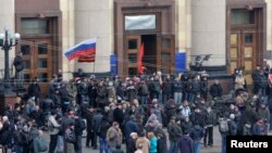 Проросійські активісти біля будівлі ОДА в Харкові, 7 квітня 2014 року