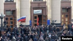 Харьков облыстық әкімшілігі маңында тұрған ресейшіл демонстранттар. 7 сәуір 2014 жыл.