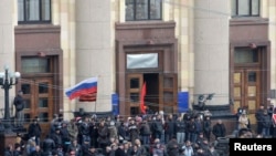 Protestatari pro-ruși în față clădirii administrației din Harkov, ocupată duminică și eliberată astăzi.