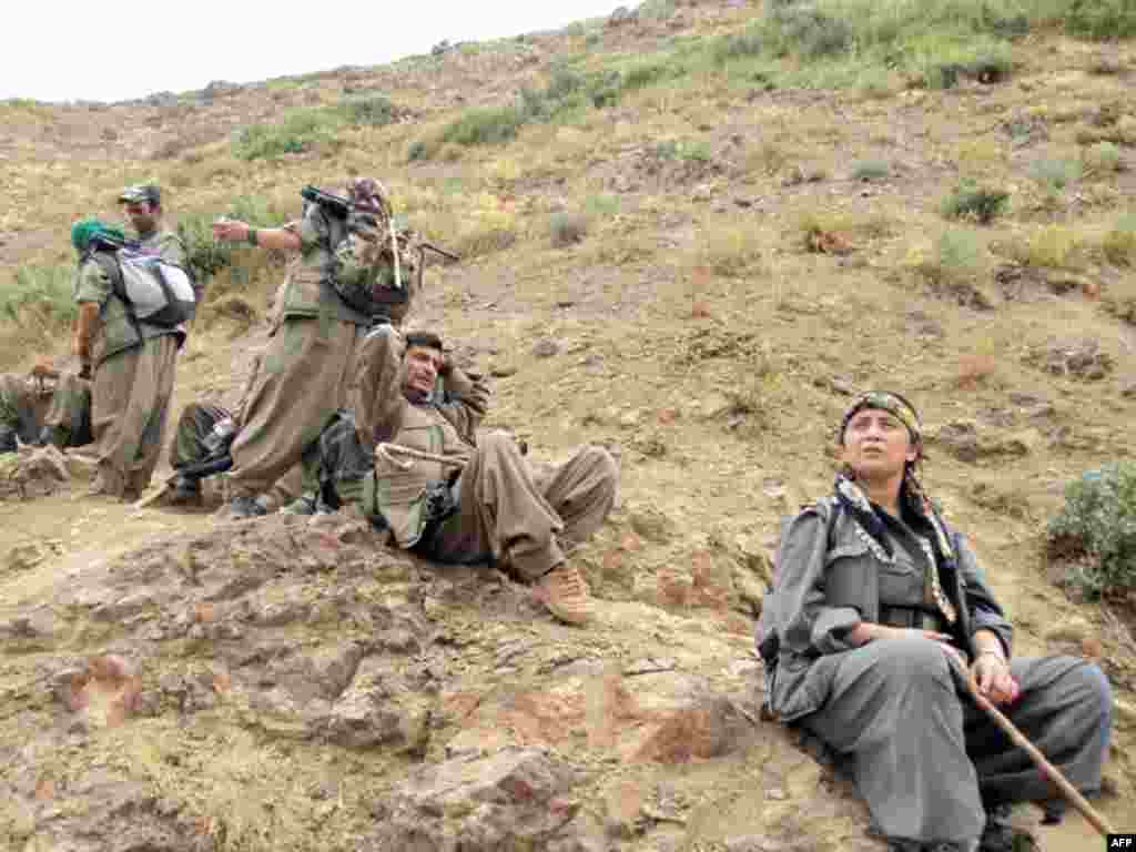 PKK-lılar gizləndikləri yerləri tərk edib İraqa ke&ccedil;ərkən. 8 may 2013