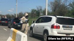Жүргізушілерді тексеріп жатқан мамандар. Шымкент, 30 сәуір 2020 жыл.