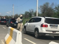 Жүргізушілерді тексеріп жатқан мамандар. Шымкент, 30 сәуір 2020 жыл.
