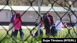 Gratë dhe fëmijët e kthyer nga Siria, gjatë qëndrimit të tyre në Qendrën për të Huajt në Vranidoll të Prishtinës.