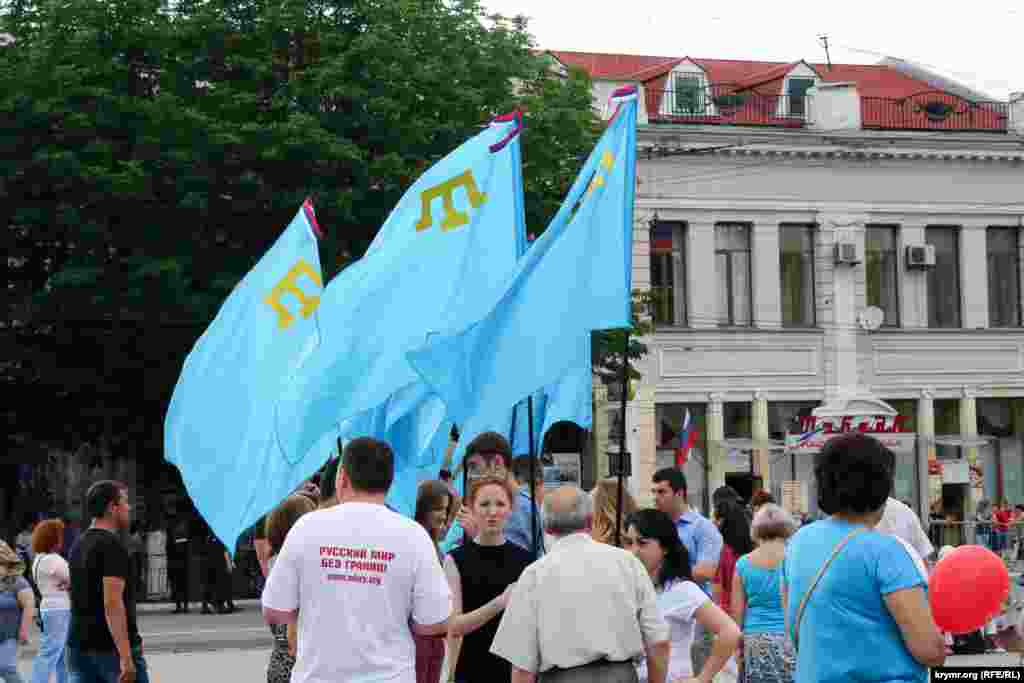 Сотрудники республиканского комитета по межнациональн​ым отношениям на праздновании Дня России.