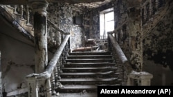 Разрушенный Драмтеатр в Мариуполе, архивное фото 