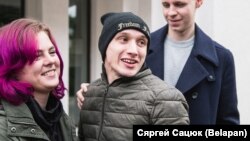 Паліенка адразу пасьля прысуду са сваёй сяброўкай Настай Гусевай, 25 кастрычніка 2019 году