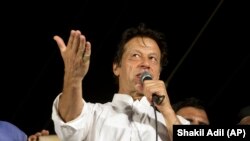 Pakistanyň oppozisiýadaky "Tehriki Insaf Pakistan" partiýasynyň ýolbaşçysy Imran Han 