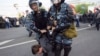 Задержание одного из участников митинга 6 мая на Болотной площади