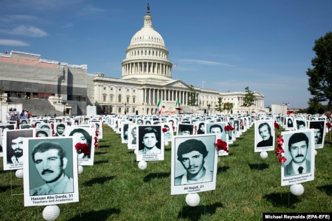 تصاویر ده‌ها تن از قربانیان اعدام‌های تابستان ۶۷، که در سپتامبر ۲۰۱۹ در مقابل ساختمان کنگره به نمایش گذاشته شده است
