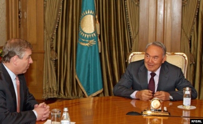 Встреча принца Эндрю, герцога Йоркского (слева), с президентом Казахстана Нурсултаном Назарбаевым в Астане. Астана, апрель 2010 года.