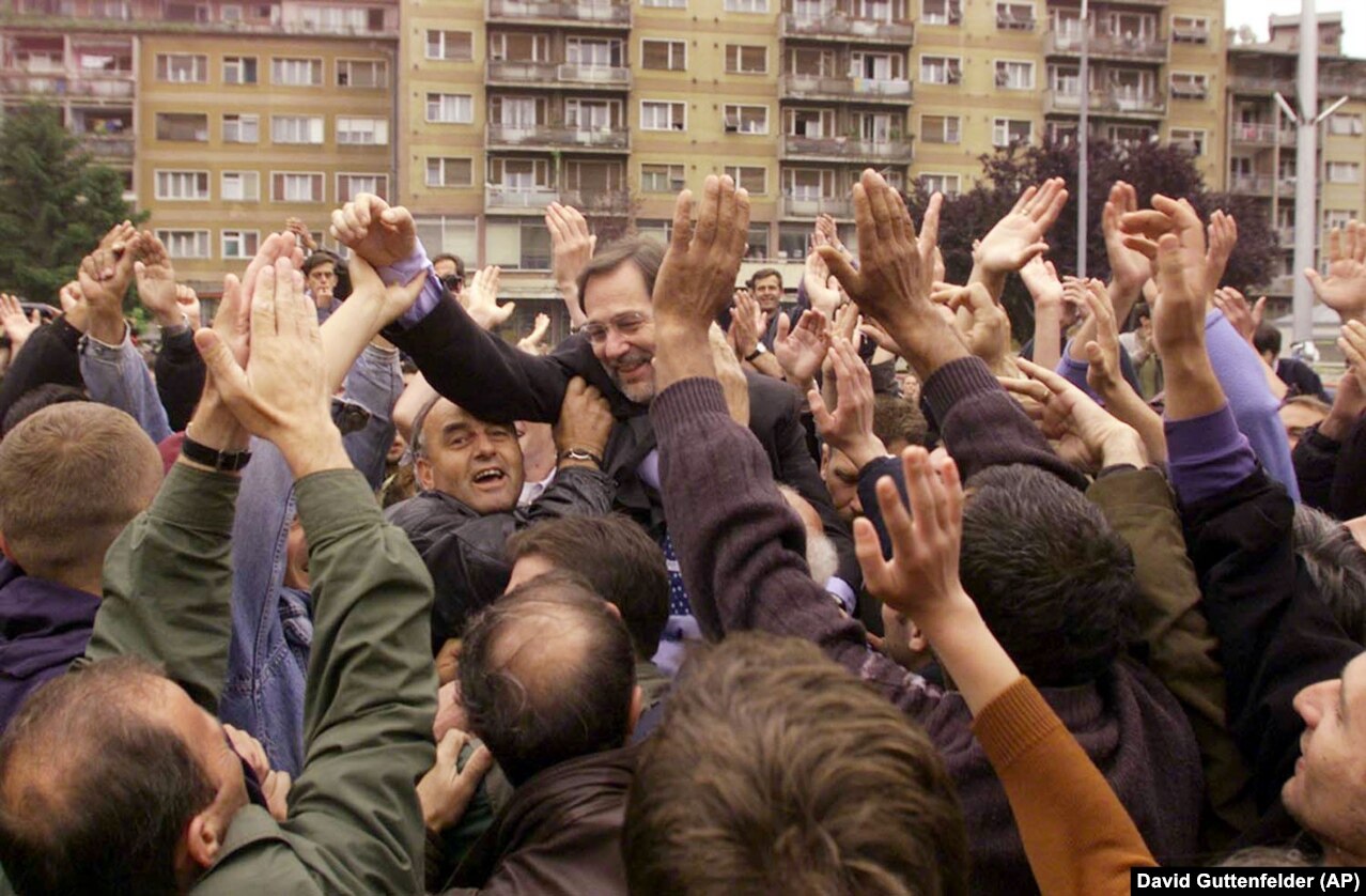 Sekretari i përgjithshëm i NATO-s, Javier Solana, në vizitë në Prishtinë, 24 qershor 1999.