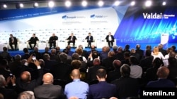 Владимир Путин участвует в заседании дискуссионного клуба "Валдай" в Сочи в 2017 году.