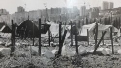 Aluşta civarındaki Krasnıy Ray köyü yanında qırımtatarlarnıñ çadrı lageri. 1992 senesi