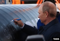 Президент Росії Владимир Путін на церемонії з'єднання першої ланки магістрального газопроводу «Сила Сибіру» в районі села Ус-Хатин, Росія. Якутська область. 1 вересня 2014 року