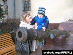 Дзецям спадабаліся гарматы на ганку музэю ў Старым замку