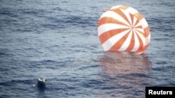 O capsulă Dragon revenită pe pămînt, în apele Pacificului