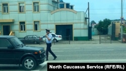 Сотрудник ГИБДД в городе Гудермес (архивное фото)