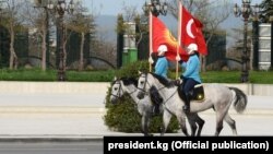 Президент Сооронбай Жээнбековдун апрель айындагы Түркиядагы расмий сапарынан тартылган сүрөт. President.kg сайтынан алынды.