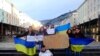Украина: Президент дар Чин, мардум дар майдон