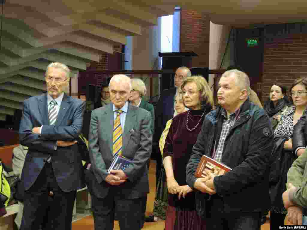Fostul preşedinte Emil Constantinescu (stânga), scriitoarea Ana Blandiana şi liberalul Dinu Zamfirescu