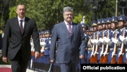 Президенти Азербайджану Ільгам Алієв (л) та України Петро Порошенко, Баку, 14 липня 2016 року