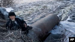 Росія. Рибалка поблизу села Муслюмово Челябінської області, де продовжується, за даними фахівців, забруднення радіоактивними відходами атомної станції «Маяк». 7 квітня 2016 року