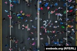 Пратэстоўцы падчас нядзельнага маршу на праспекце Незалежнасьці ў Менску. На дарозе надпіс «3%». 27 верасьня 2020