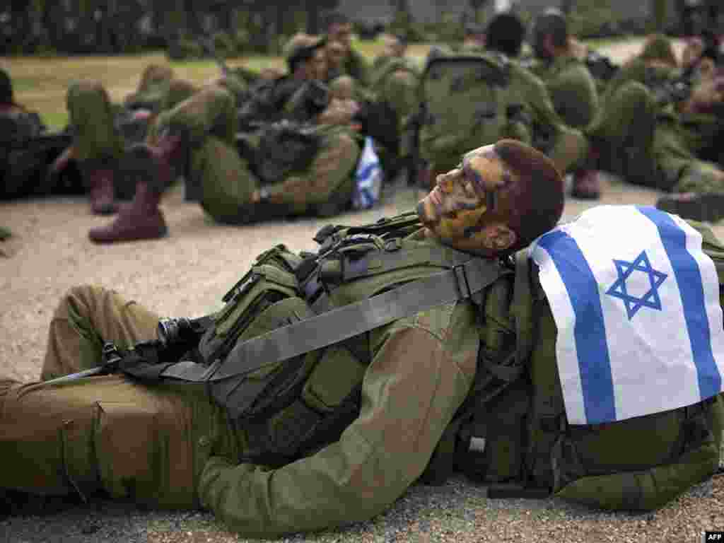 Ізраіль: ізраільскія вайскоўцы адпачываюць пасьля начнога маршу ў Ярданскай даліне.