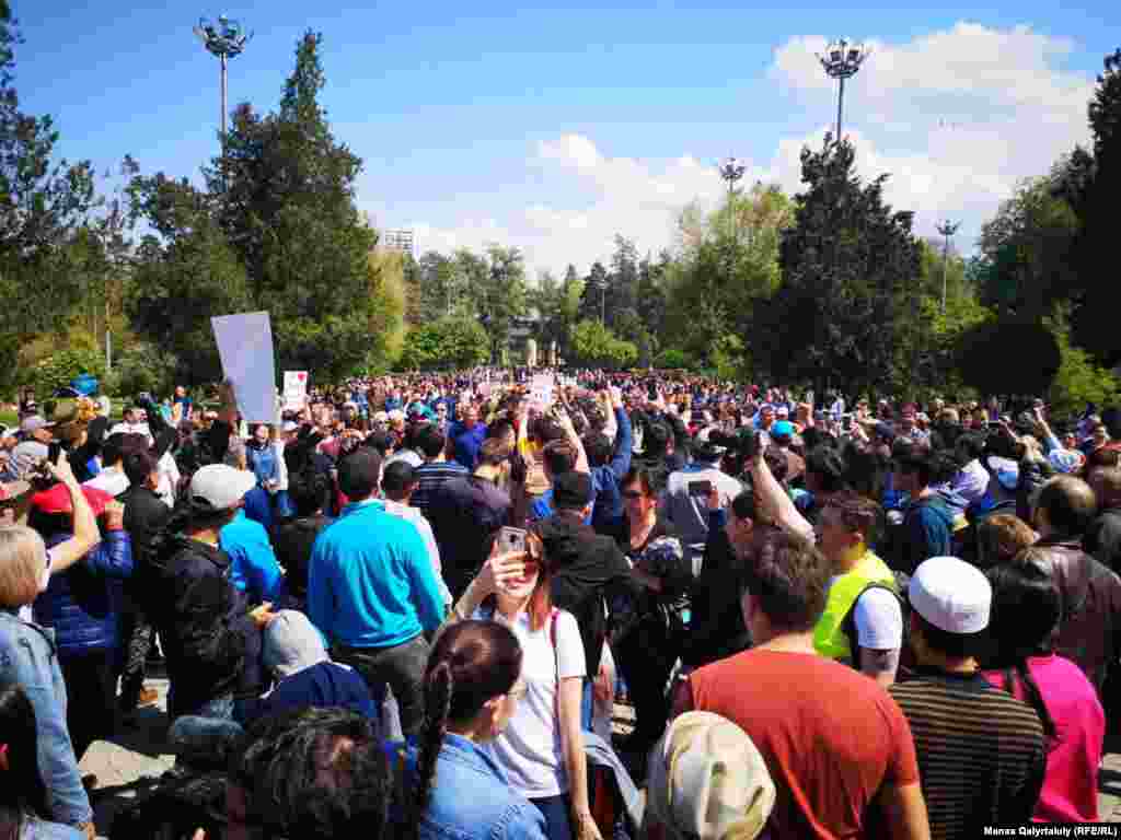 Участники протеста в Алматы, 1 мая 2019 года.
