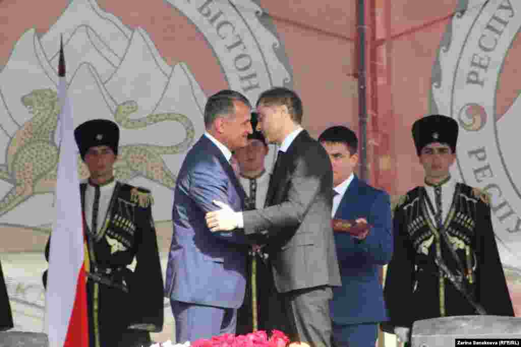 Анатолия Бибилова поздравляет помощник российского президента Владислав Сурков