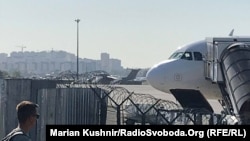 Военный самолет в киевском аэропорту «Жуляны», 30 августа 2019 года