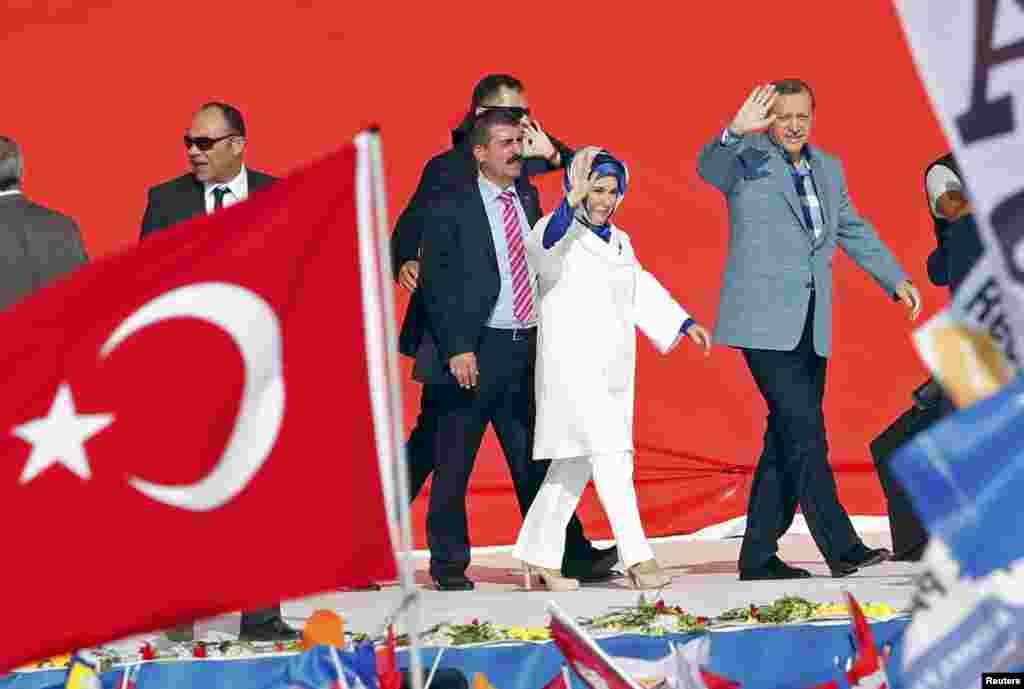 Premijer Erdogan sa suprugom Eminom na skupu podrške vodećoj AK pertiji, Istanbul, 16. juni 2013. 