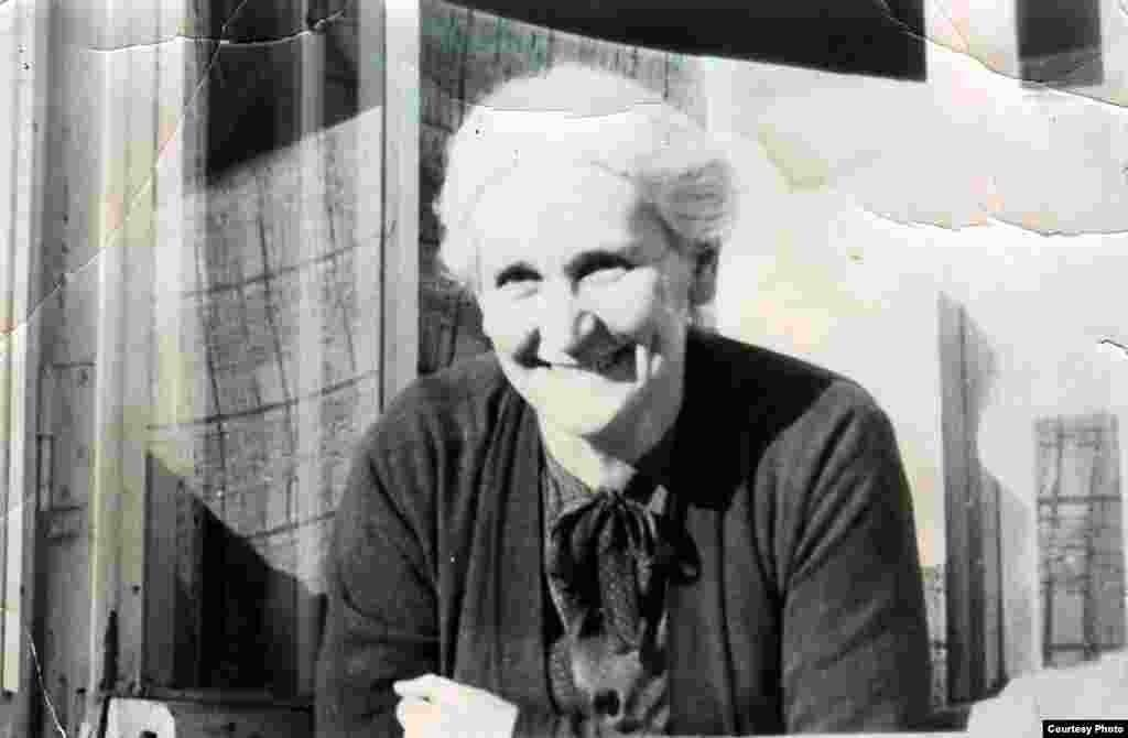 Маці пані Эльжбеты Яніна Баранова, якая ў 1941 годзе з дочкамі была сасланая ў Сыбір